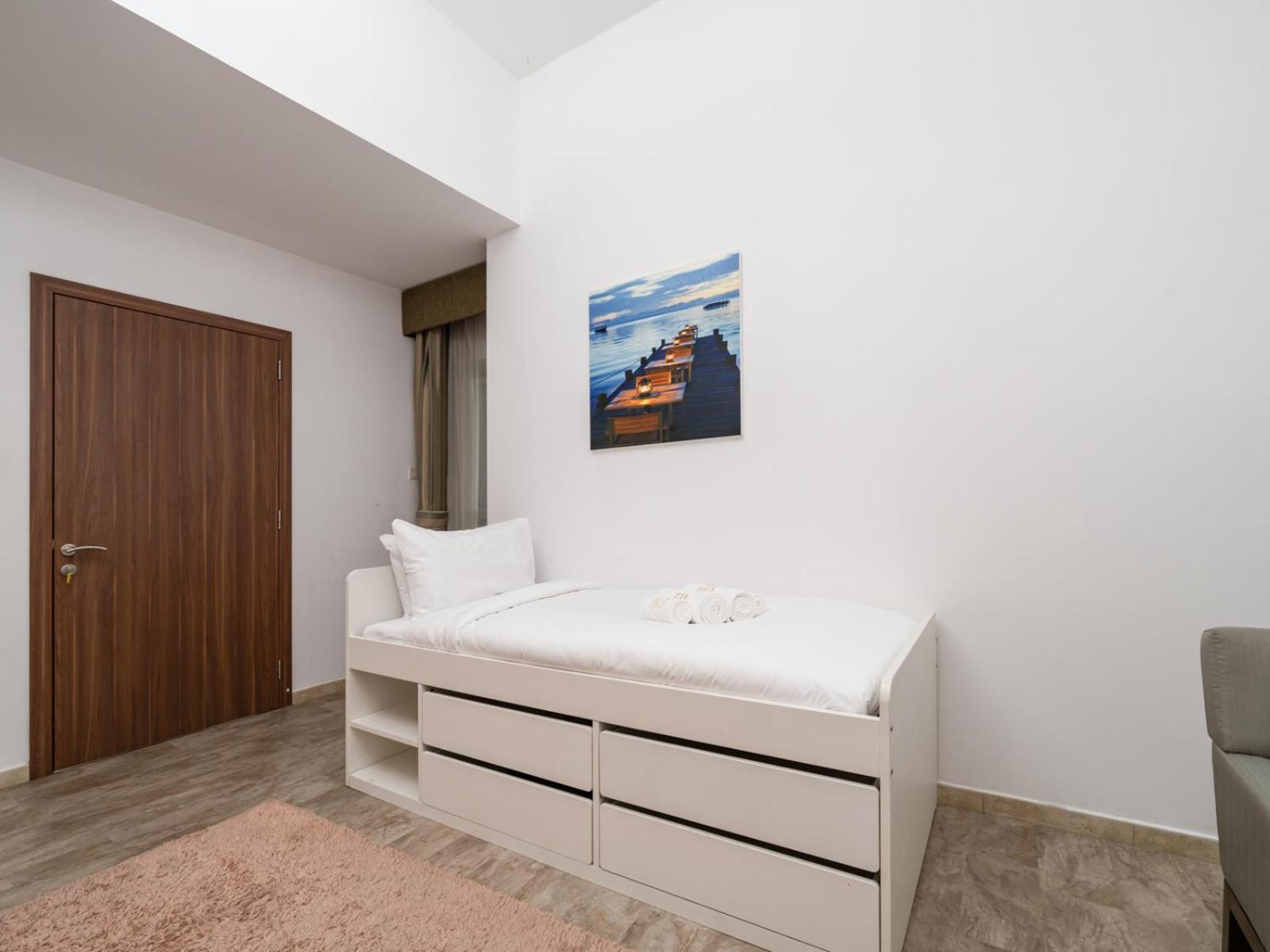 Chic And Spacious 1-bedroom In Prime Location In Jvt *